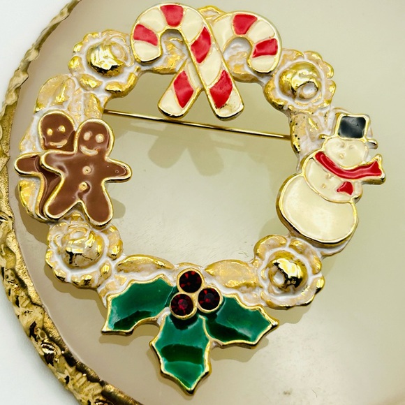 Vintage signed Christmas Wreath with snowman, candy cane, holly pin brooch - Picture 2 of 4